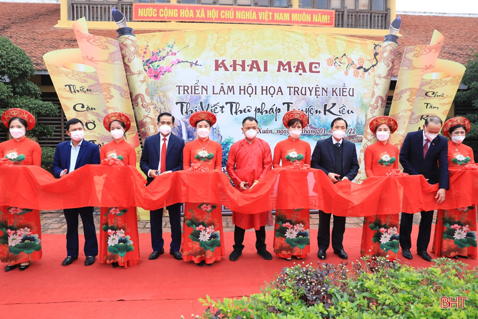 Bí thư và Chủ tịch tỉnh tham dự Triển lãm Hội họa Truyện Kiều và Thi viết thư pháp Truyện Kiều.